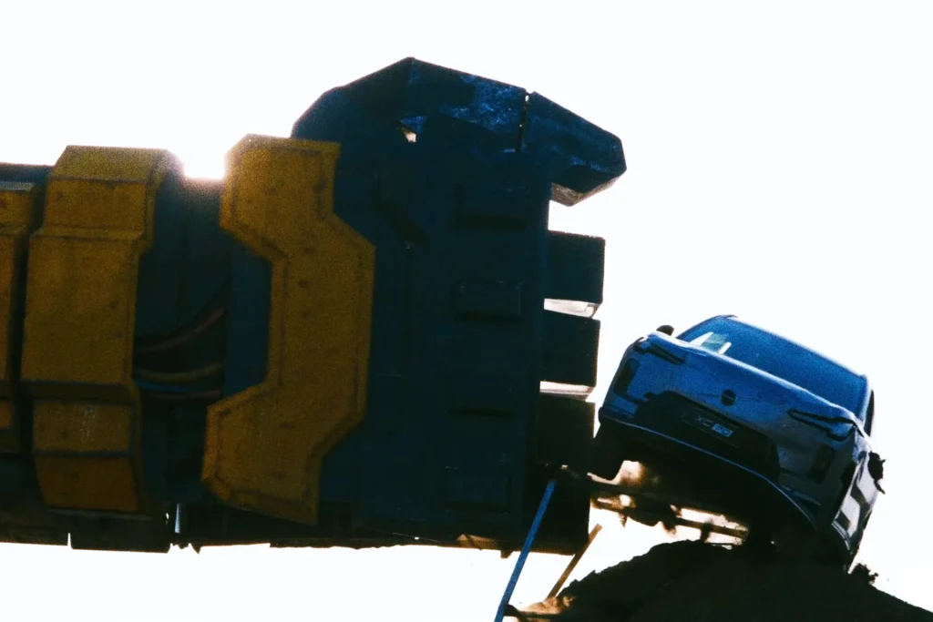 วิศวกรจีนสร้างแขนหุ่นยนต์ยักษ์หนัก 5 ตัน ตบรถพังยับในคลิปเดียว