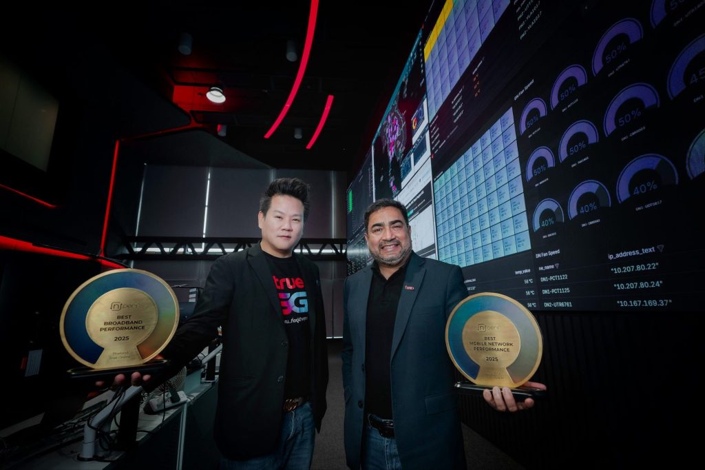 โอลิเวอร์ กิตติพงษ์ วีระเตชะ หัวหน้าคณะผู้บริหารด้านแบรนด์และการสื่อสาร และคูรัม อัชฟาค หัวหน้าคณะผู้บริหารด้านเครือข่าย บริษัท ทรู คอร์ปอเรชั่น จำกัด (มหาชน)