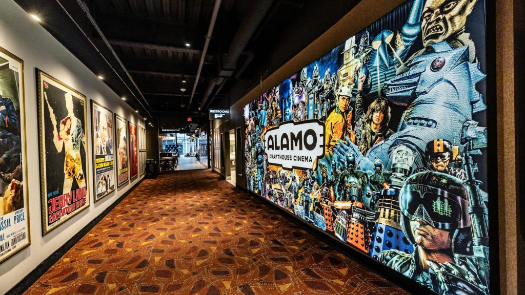 ดราม่าโรงหนัง! Alamo ถูกคว่ำบาตร หลังบังคับสั่งอาหารผ่านมือถือในโรง