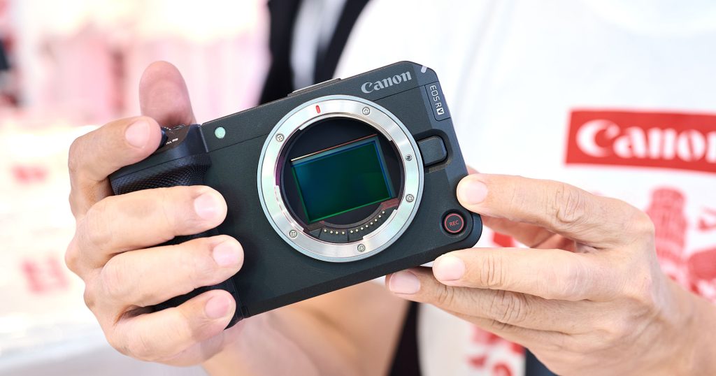 [เขาชวนให้ไปลอง] Canon EOS R6 V ฟูลเฟรมสายวิดีโอสุดตึง วิดีโอ 7K RAW มี Open Gate พร้อมพัดลมในตัว !