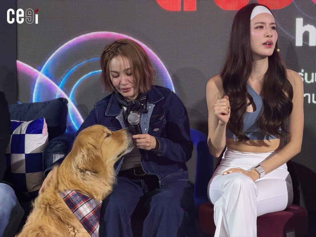 คุณแป้น และน้องหมา “จุ๊มเหม่ง” สาธิตการใช้ IoT กับสัตว์เลี้ยง และเกรซ กาญจน์เกล้า สาธิตเรื่องการออกกำลังกาย