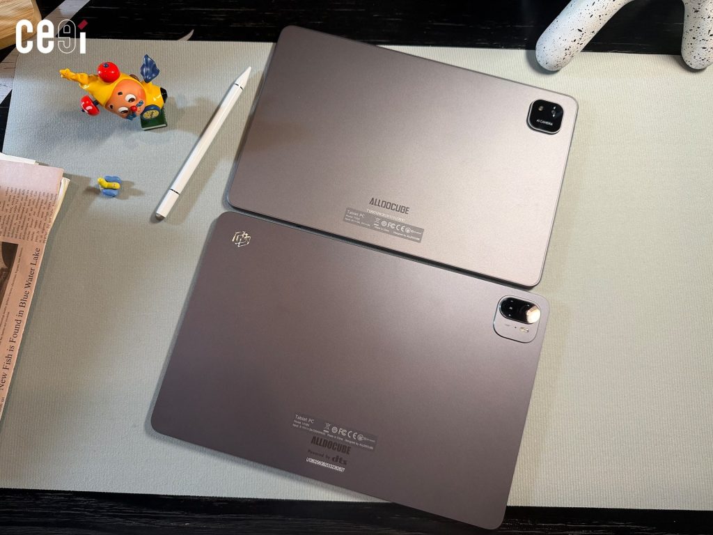 ด้านหลังเครื่องและขนาดที่ต่างกัน โดยตัวล่างคือ Alldocube Ultra Pad