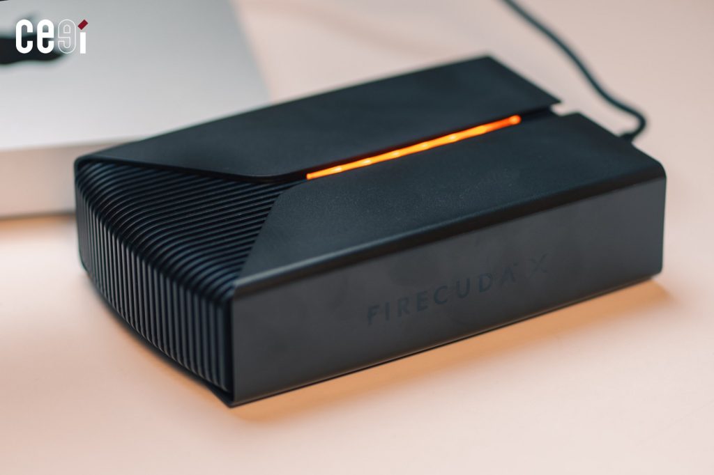 ด้านข้างมีชื่อรุ่น Firecuda X อยู่จาง ๆ