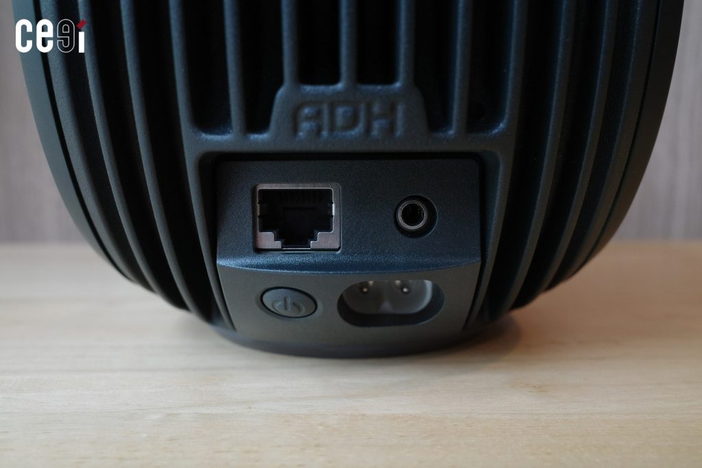 ด้านหลังเครื่องมีตัวอักษร ADH, พอร์ต LAN 1 Gbps, ช่อง mini-TOSLINK แบบ 3.5 mm, ที่เสียบสายไฟ และสวิทช์เปิดเครื่อง