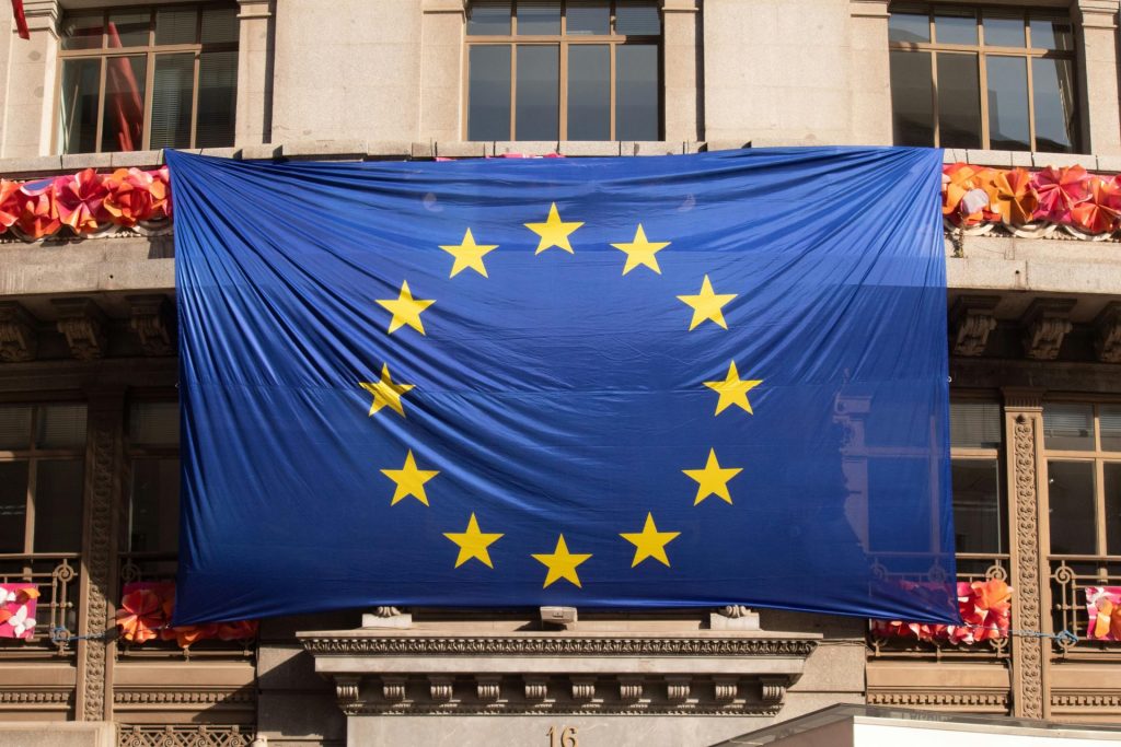 Apple ชะลอเปิด Siri AI ในยุโรป เหตุติด DMA ฟาก EU โต้กลับยืนยันก.ม. ไม่ได้ห้ามเปิดตัว