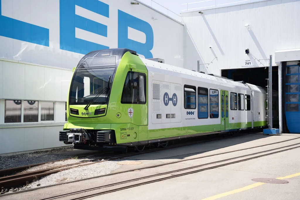 Stadler เปิดตัวรถไฟไฮโดรเจนรางแคบรุ่นแรกของโลก พร้อมให้บริการปี 2028