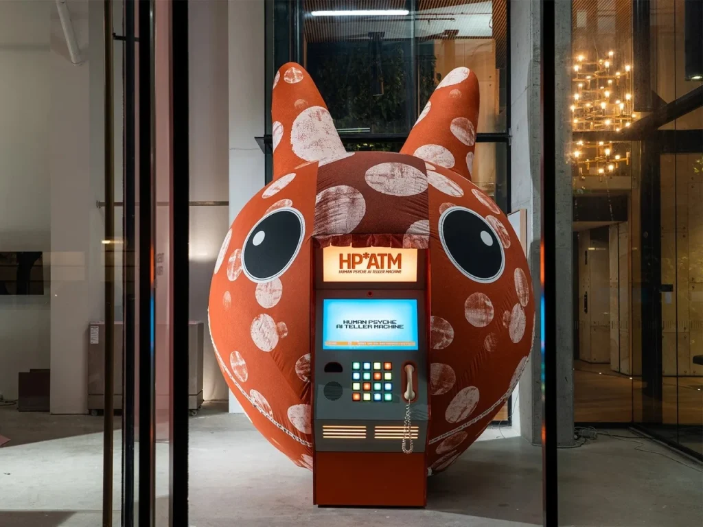 งานศิลปะ AI สุดล้ำ เปลี่ยนตู้ ATM ให้กลายเป็นเครื่องวิเคราะห์ตัวตน