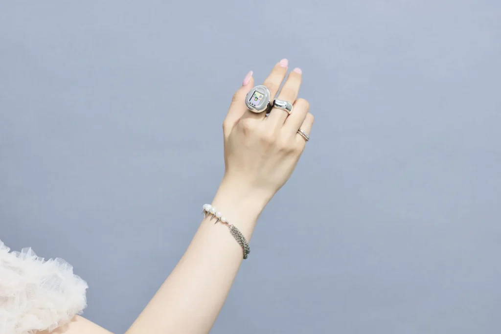 Tamagotchi Ring ทามาก็อตจิรูปทรงแหวนเล็กที่สุดในโลก สวมนิ้วเล่นได้