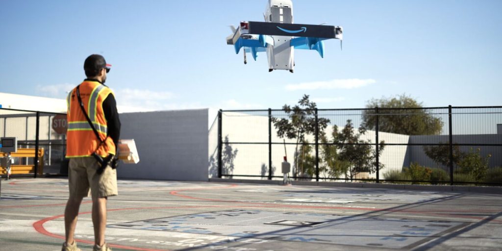 ลูกค้า Prime Air โวย! โดรน Amazon ทิ้งพัสดุลงสระว่ายน้ำ กลายเป็นไวรัลรับแผนขยายบริการทั่วสหรัฐฯ