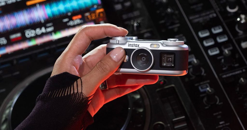 เปิดตัว FUJIFILM Instax Pal 2 กล้องดิจิทัลจิ๋วสไตล์ฟิล์ม ปรับโฉมใหม่ถอดด้าม พร้อม top screen น่าใช้มากขึ้น !