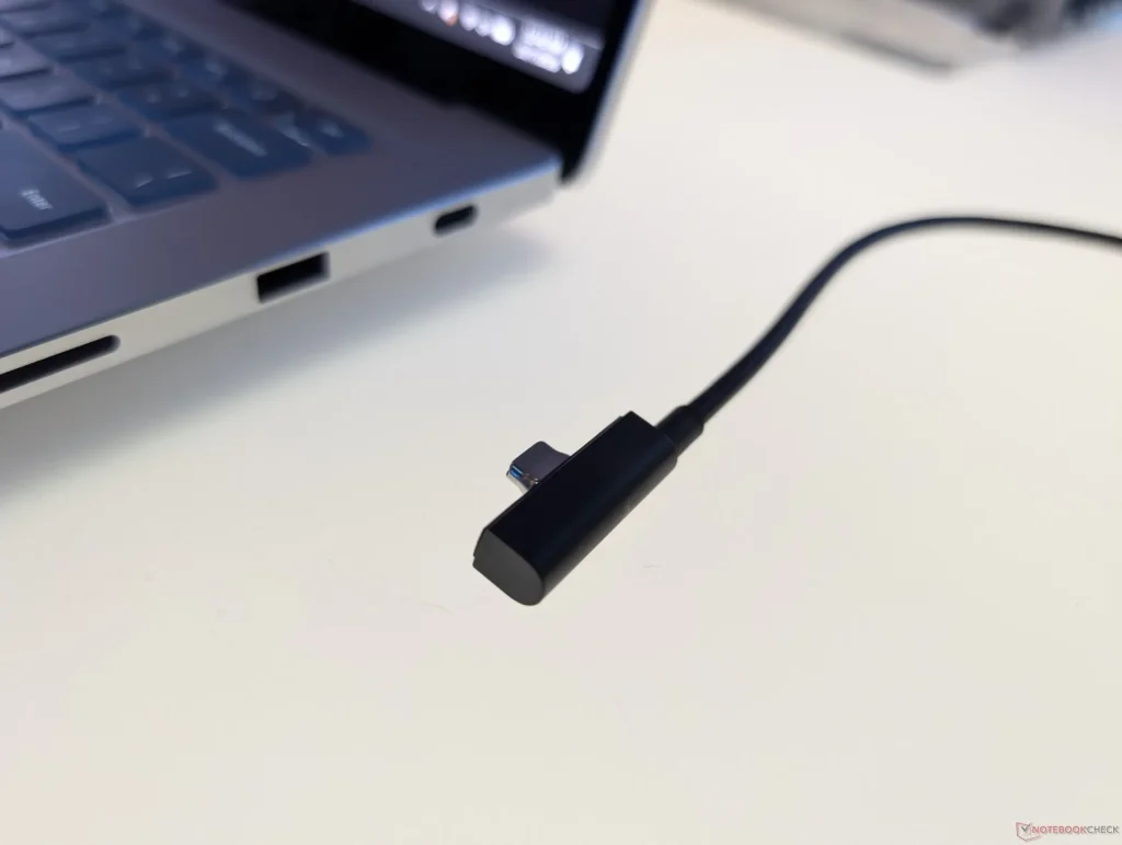 เจาะการทำงานที่ชาร์จ USB-C แบบแม่เหล็กบน Surface Laptop Ultra ท้าชน MagSafe
