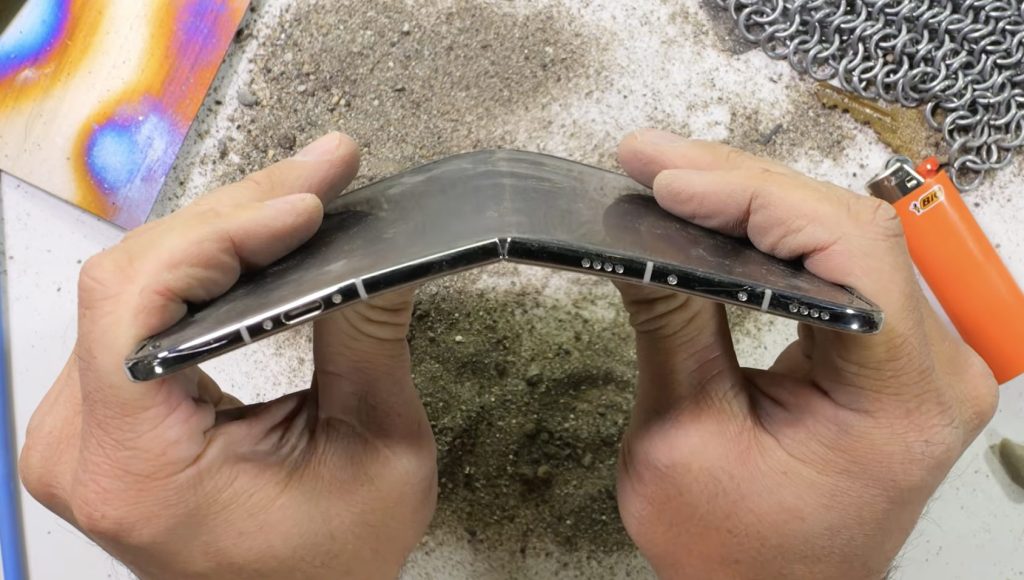 iPhone Duo โดนจับทดสอบความแข็งแรงเครื่องโดย JerryRigEverything เรียบร้อยแล้ว
